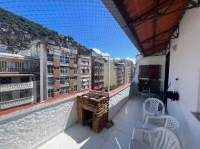 Cama em excelente cobertura com vista a Favela